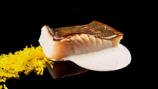 Bocinegro con tomate y piparra del menú degustación del restaurante Corral de la Morería.