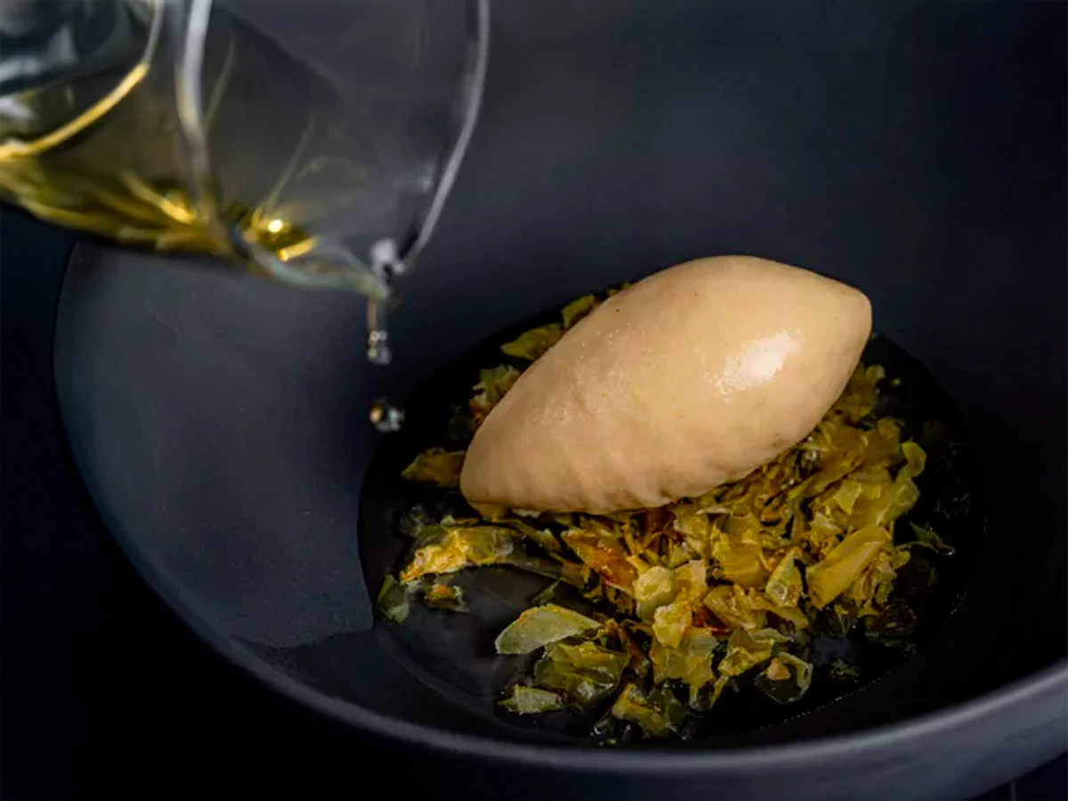 Intxaursalsa, postre tradicional vasco reinterpretado en el menú del Corral de la Morería.