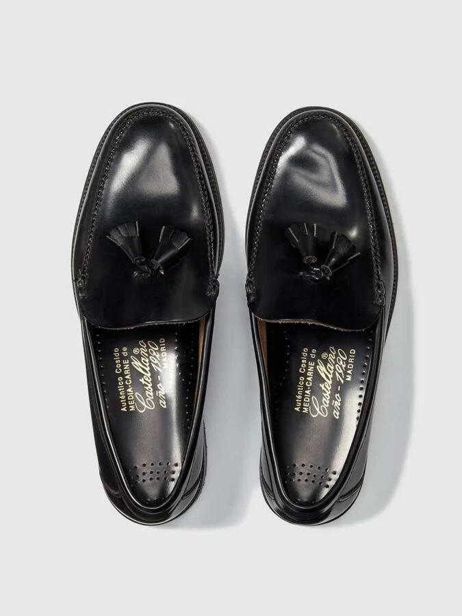 Mocasines negros con borlas para hombre de la marca Castellanos