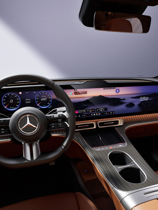 Detalle del puesto de conducción del Mercedes-Benz GLC eléctrico con pantalla completa.