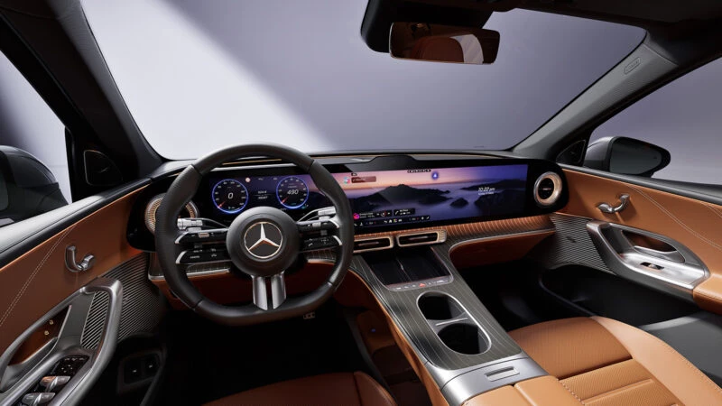 Detalle del puesto de conducción del Mercedes-Benz GLC eléctrico con pantalla completa.
