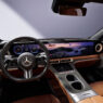Detalle del puesto de conducción del Mercedes-Benz GLC eléctrico con pantalla completa.