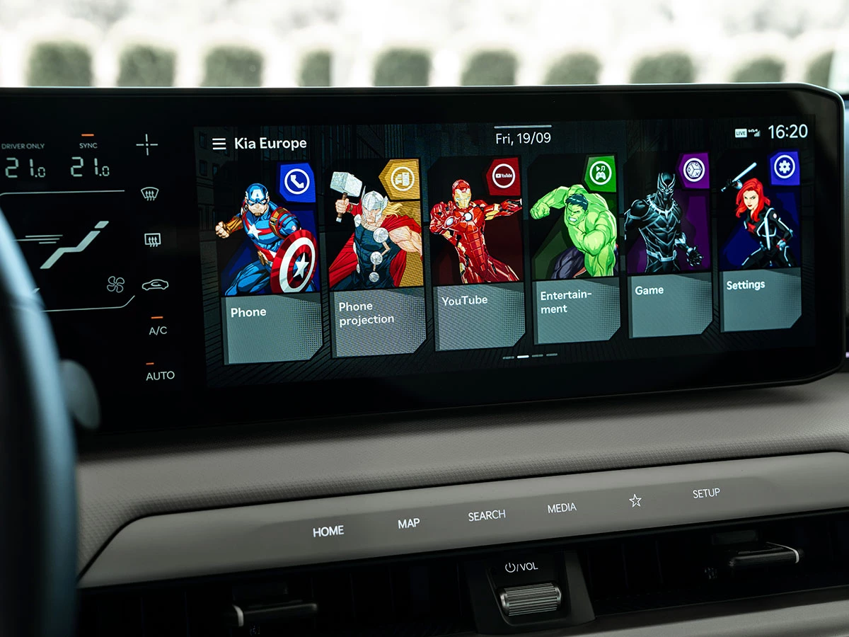 Pantalla multimedia del Kia EV4 con aplicaciones de entretenimiento activas
