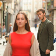 ¿Los tíos promiscuos y mujeriegos cambian? Un psicólogo nos da la respuesta Pareja de novios con novio distraído mirando a otra mujer