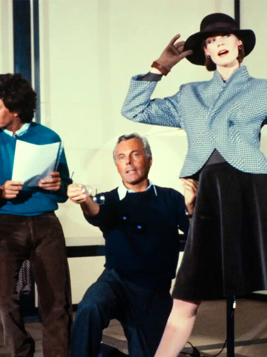 Giorgio Armani en su taller junto a una modelo y parte de su equipo