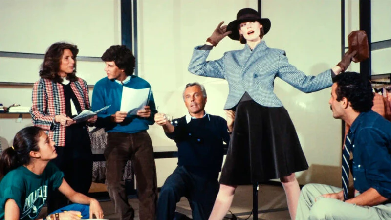 Giorgio Armani en su taller junto a una modelo y parte de su equipo
