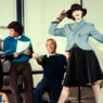 Giorgio Armani en su taller junto a una modelo y parte de su equipo