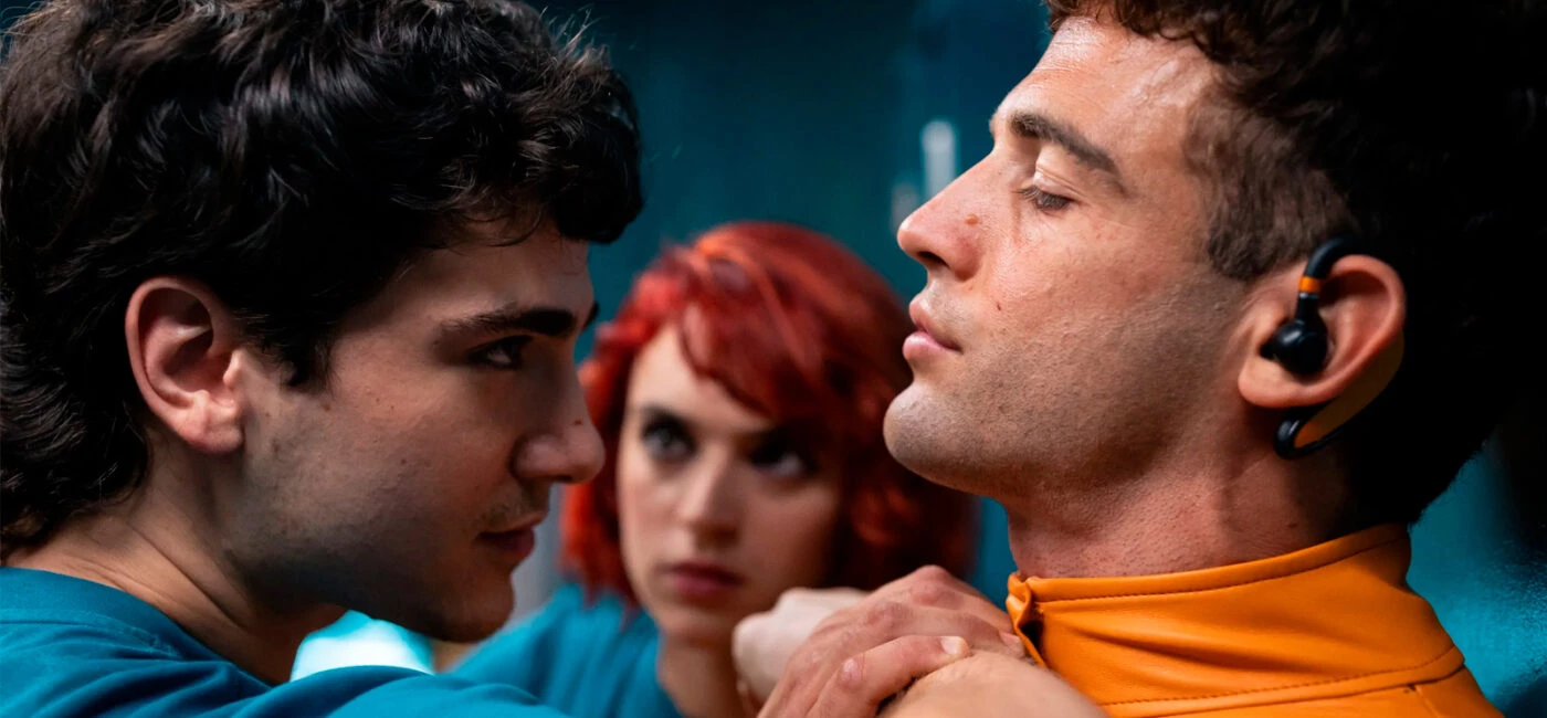 Los protagonistas de la serie El Refugio Atómico (Netflix) en una escena de pelea