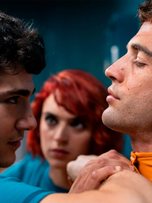 Los protagonistas de la serie El Refugio Atómico (Netflix) en una escena de pelea