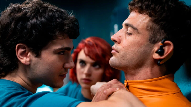 Los protagonistas de la serie El Refugio Atómico (Netflix) en una escena de pelea