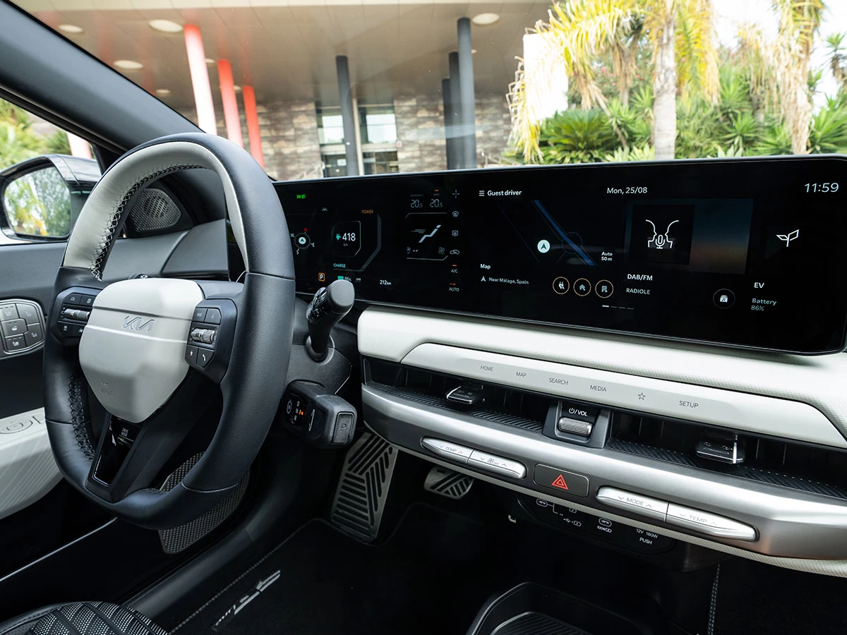 Interior del Kia EV4 con volante asimétrico y doble pantalla digital