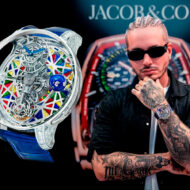 J Balvin con un Jacob & Co Astronomía en la muñeca durante un evento de la marca.