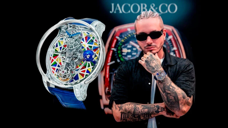 J Balvin con un Jacob & Co Astronomía en la muñeca durante un evento de la marca.