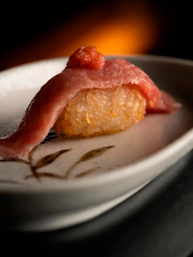 Niguiri de ventresca de atún flameada sobre arroz del Delta del Ebro en el restaurante Ricardo Sanz Wellington.