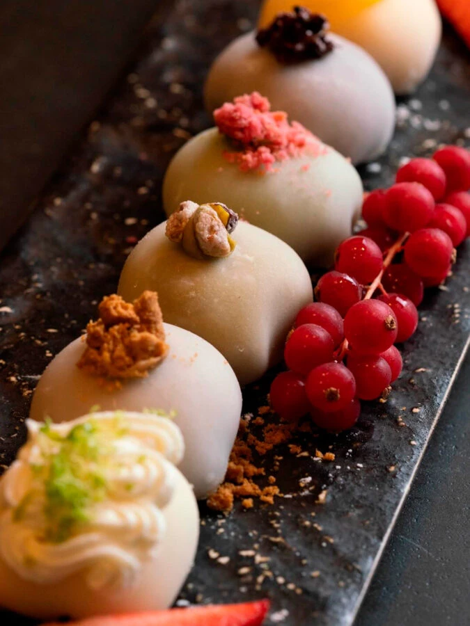 Selección de mochis artesanales del restaurante Ricardo Sanz, acompañados de frutas rojas.