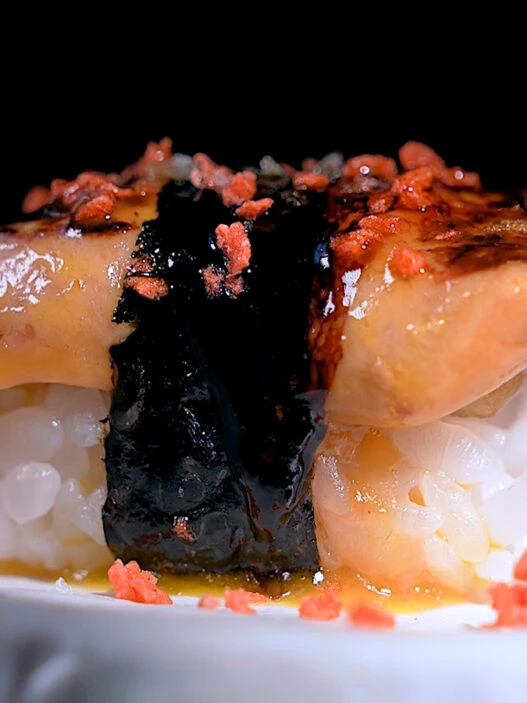 Nigiri de foie con alga nori y arroz en el restaurante Yugo The Bunker de Madrid.