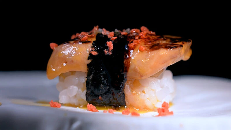 Nigiri de foie con alga nori y arroz en el restaurante Yugo The Bunker de Madrid.