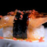 Nigiri de foie con alga nori y arroz en el restaurante Yugo The Bunker de Madrid.