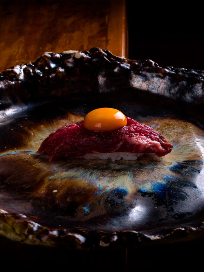 Nigiri de Carne Madurada y Huevo del restaurante Yugo The Bunker de Madrid