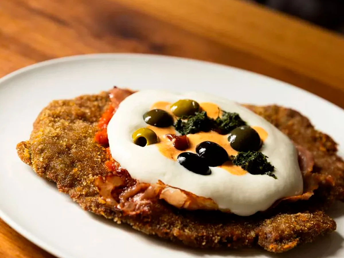 Filete empanado típico del restaurante Dantte (Chamberí) uno de los lugares para cenar o comer recomendados del 2025