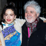 Rosalía junto con Pedro Almodóvar
