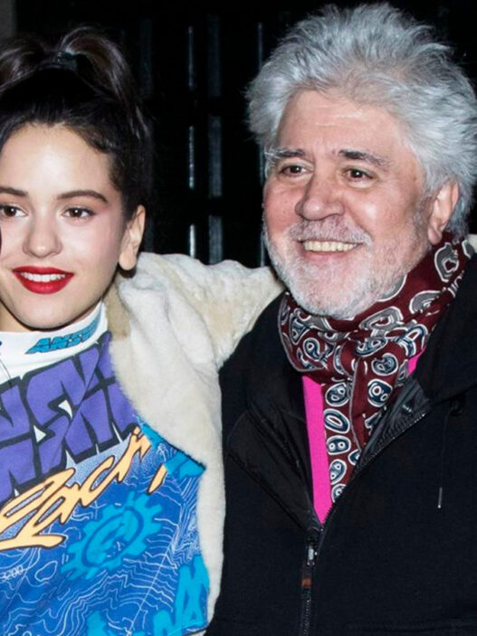 Rosalía junto con Pedro Almodóvar