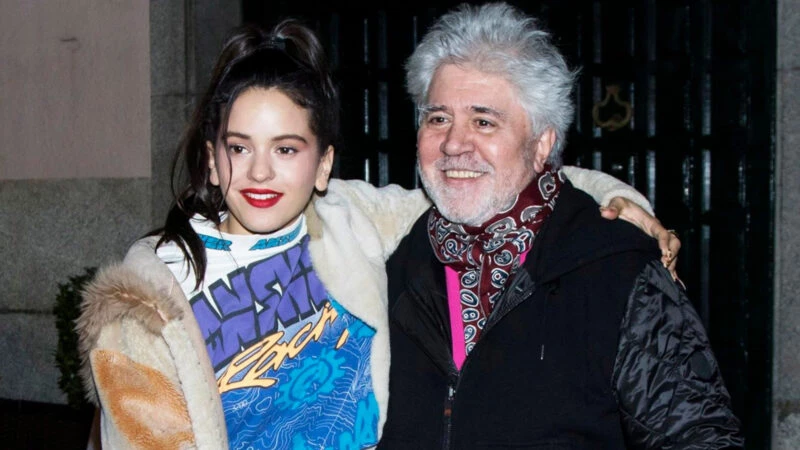 Rosalía junto con Pedro Almodóvar