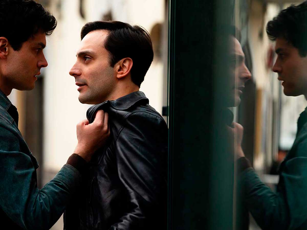 Escena de la serie de netflix El monstruo de Florencia, en la que se ve a dos hombres forcejeando