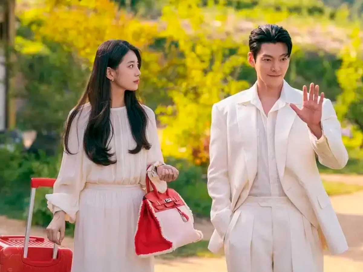 Secuencia de la serie El genio y los deseos en la que se ve a sus dos protagonistas muy elegantes vestidos de blanco mientras él levanta la mano