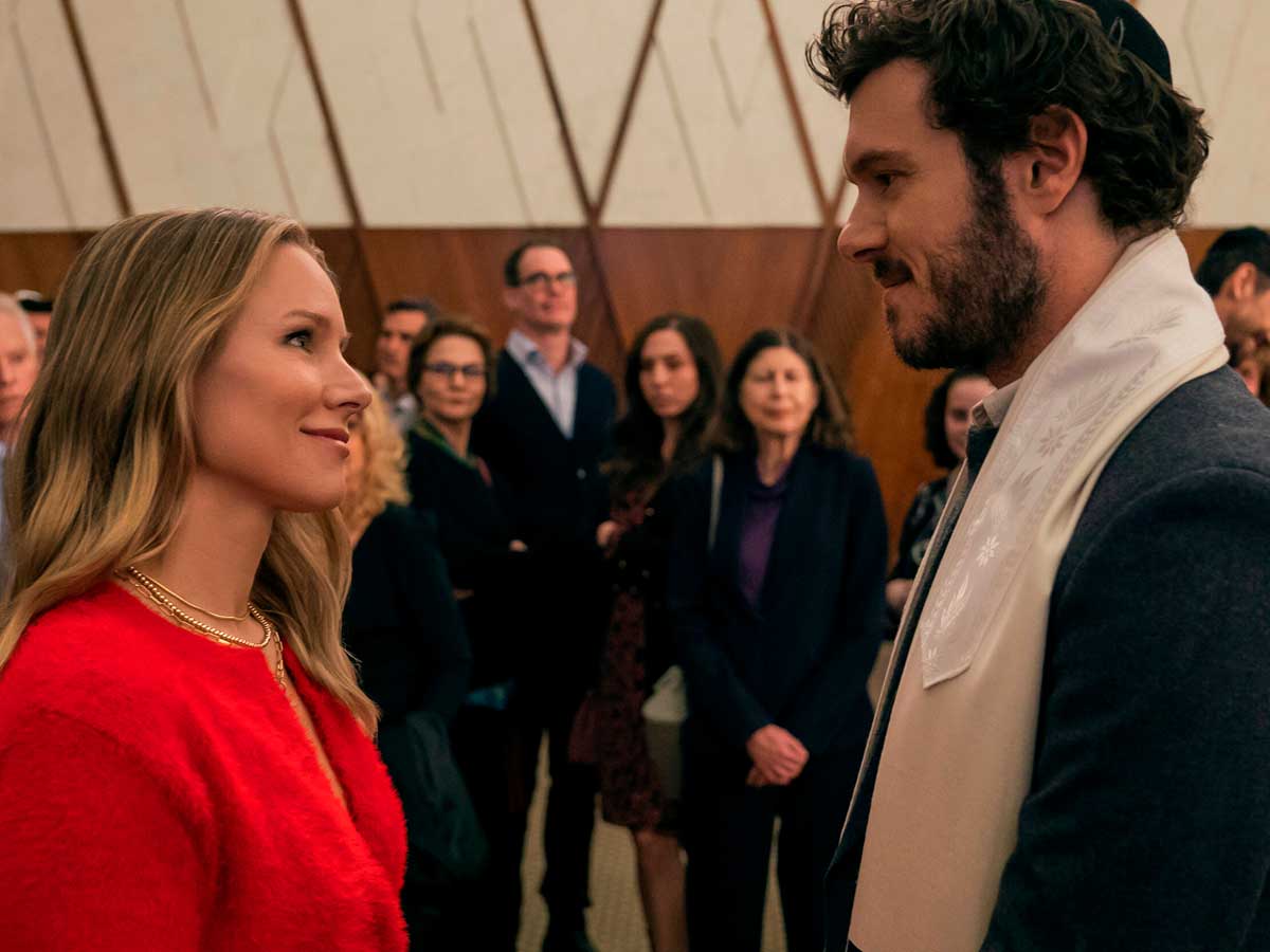 Escena de la serie "Nadie quiere esto" en la que los protagonistas se están mirando con cara romántica