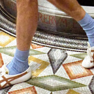 Zapatillas Onitsuka Tiger x Versace en blanco con rayas marrones y detalle de medusa en el desfile de Versace Primavera Verano 2026
