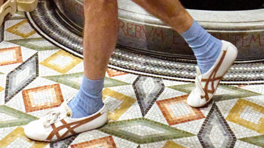Zapatillas Onitsuka Tiger x Versace en blanco con rayas marrones y detalle de medusa en el desfile de Versace Primavera Verano 2026