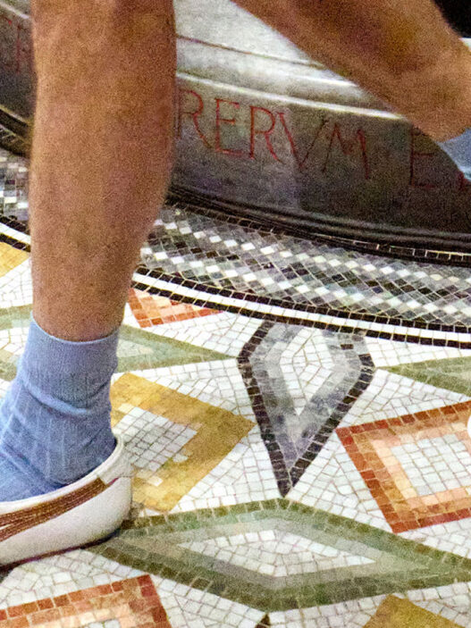 Zapatillas Onitsuka Tiger x Versace en blanco con rayas marrones y detalle de medusa en el desfile de Versace Primavera Verano 2026