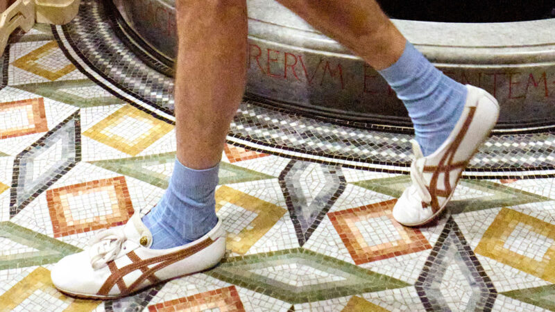 Zapatillas Onitsuka Tiger x Versace en blanco con rayas marrones y detalle de medusa en el desfile de Versace Primavera Verano 2026