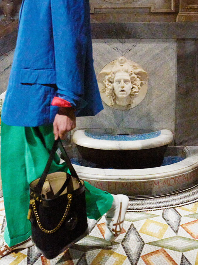 Zapatillas Onitsuka Tiger x Versace blancas en combinación con traje azul y pantalón verde