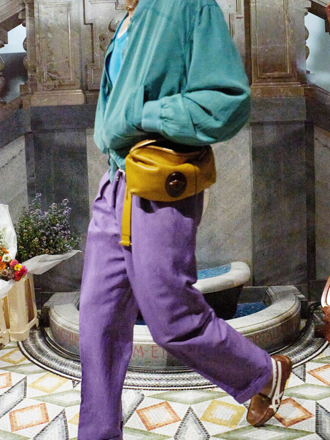 Zapatillas marrones Onitsuka Tiger x Versace combinadas con pantalón morado y chaqueta verde