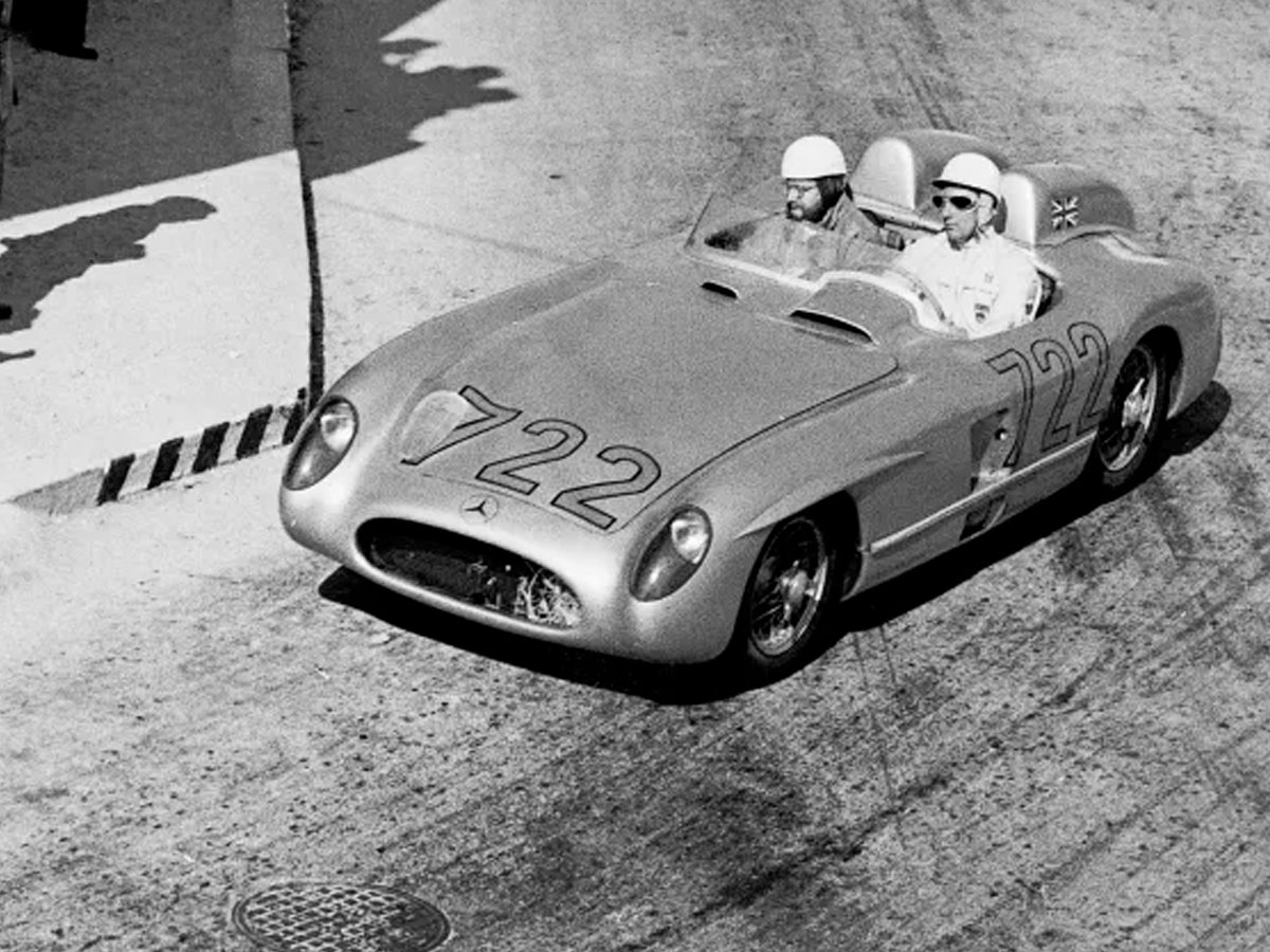 Stirling Moss y Denis Jenkinson al volante del Mercedes-Benz 300 SLR número 722 durante la Mille Miglia de 1955.