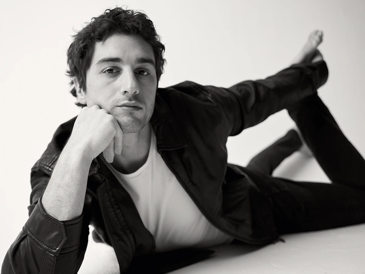 Fotografía en blanco y negro del actor Agustín della Corte para la revista española Rísbel Magazine