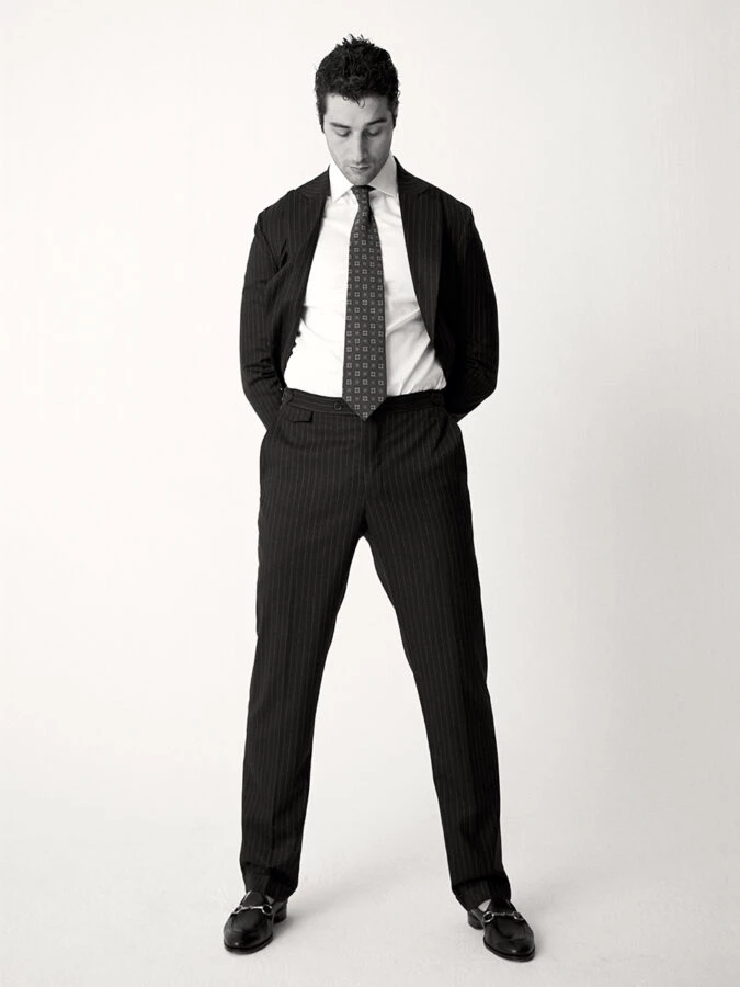 El actor Agustín della Corte vestido de traje para una sesión de fotos para la revista masculina Rísbel.