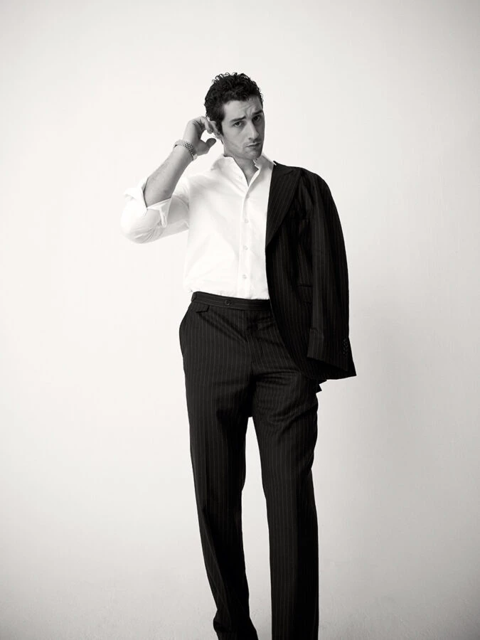 El actor Agustín della Corte vestido de traje de Scalpers en una sesión de fotos para la revista Rísbel