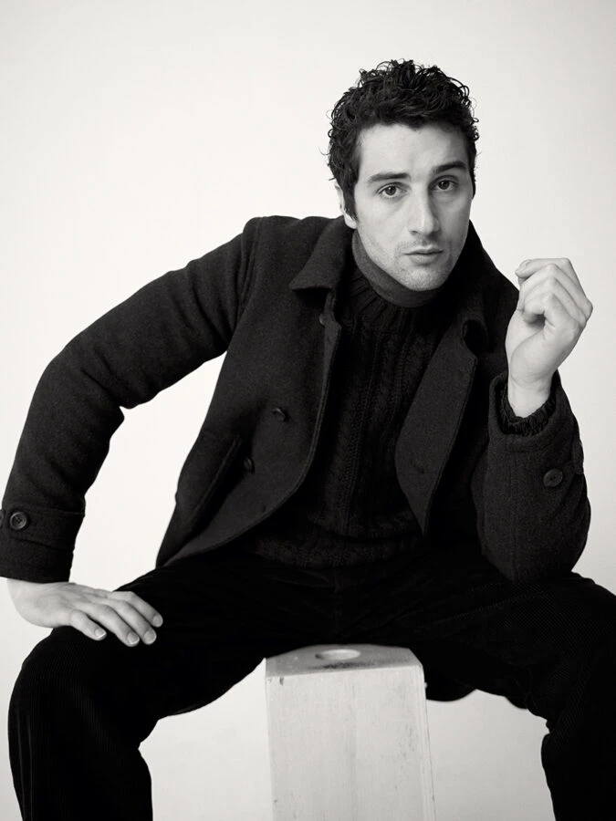 Fotografía en blanco y negro del actor Agustín della Corte para la revista de moda Rísbel Magazine.