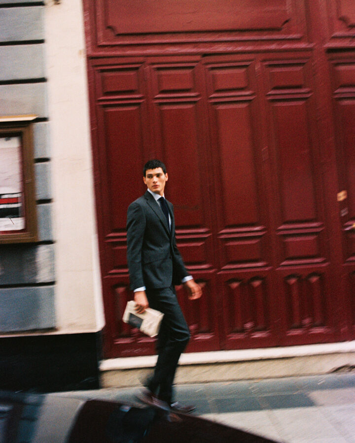 Alejo Humanes con traje oscuro y corbata en una sesión de fotos en Madrid para Rísbel Magazine otoño 2025.