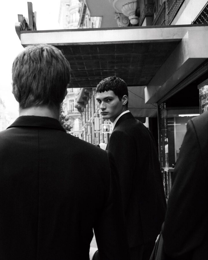 Alejo Humanes entre otros modelos durante una sesión urbana en Madrid para Rísbel Magazine otoño 2025.