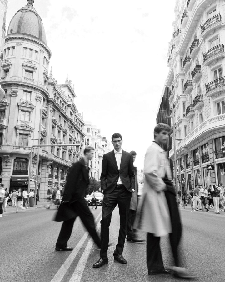 Alejo Humanes posa en el centro de la Gran Vía de Madrid con traje formal en una sesión editorial para Rísbel Magazine.