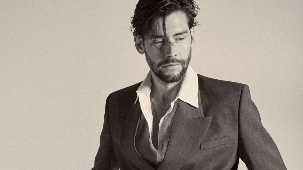 El cantante Álvaro Soler en una sesión de fotos para la revista masculina Rísbel.