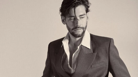 El cantante Álvaro Soler en una sesión de fotos para la revista masculina Rísbel.