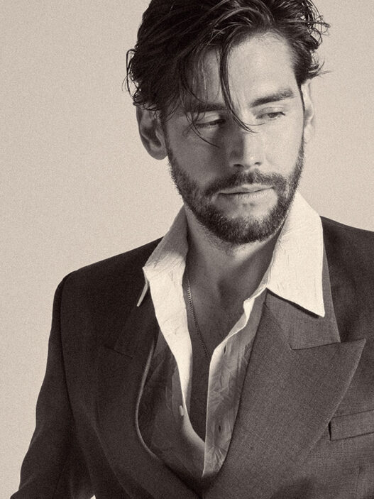 El cantante Álvaro Soler en una sesión de fotos para la revista masculina Rísbel.