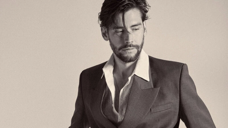 El cantante Álvaro Soler en una sesión de fotos para la revista masculina Rísbel.