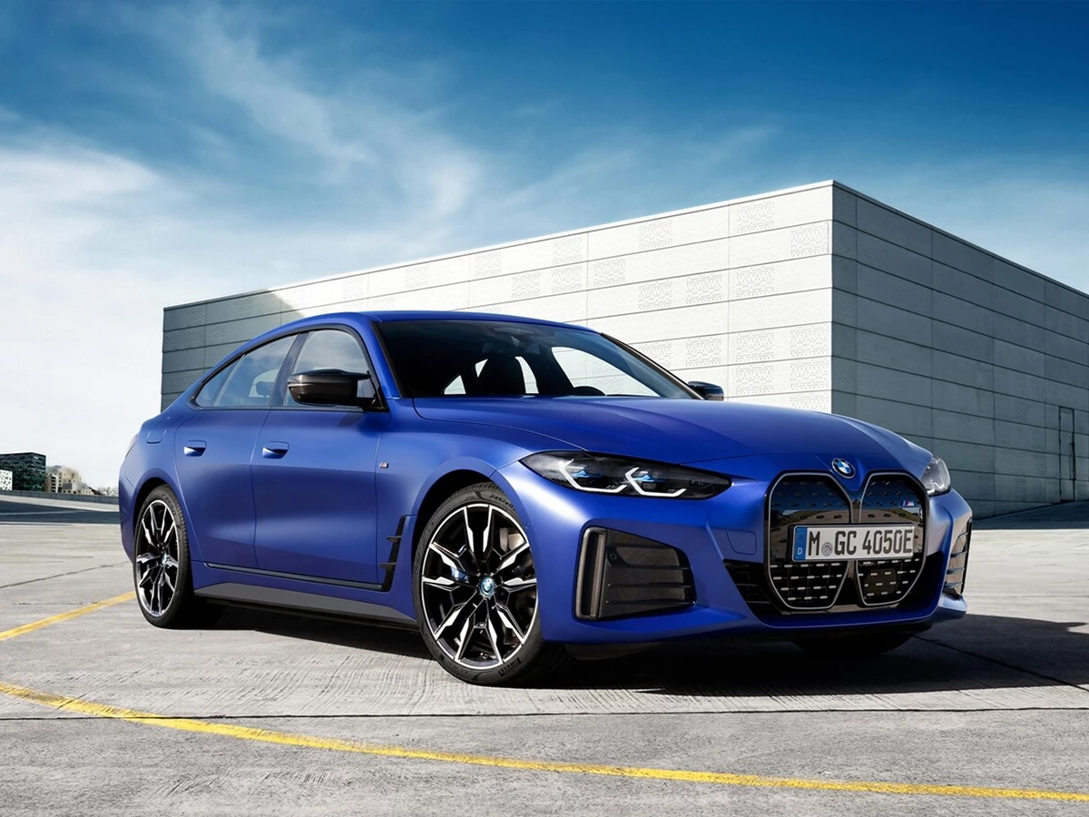 BMW i4 en azul eléctrico en una localización exterior de estilo minimalista