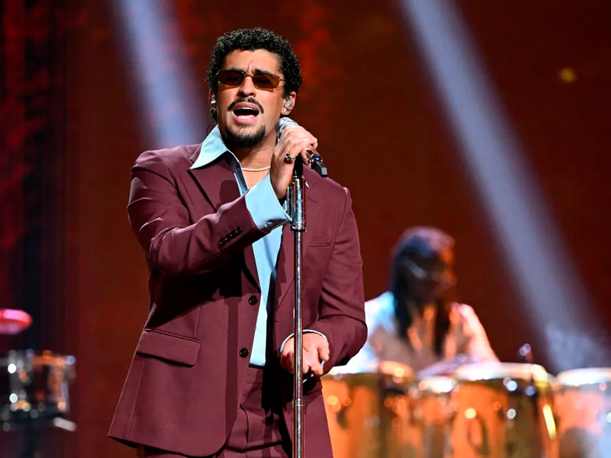 Bad Bunny cantando "Baile Inolvidable" en el SNL 50 The Homecoming Concert 2025